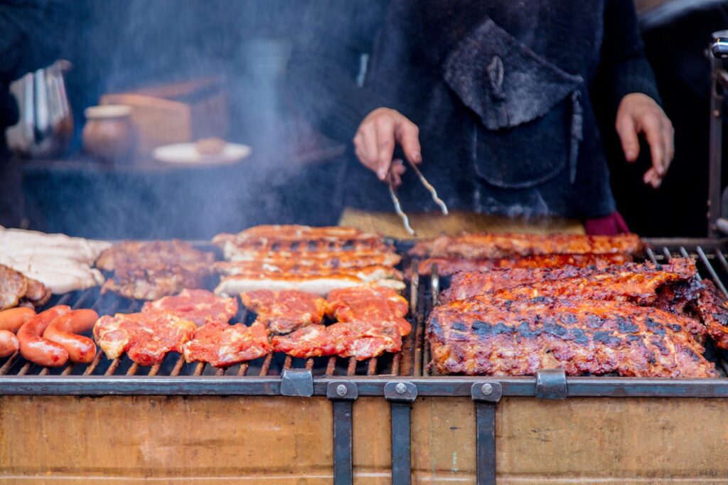 grilled meat with smoke on christmas fair Enoturistica - Unione tra enoturismo e gastronomia: le 4 esperienze culinarie da non perdere