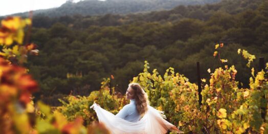 beautiful girl in the autumn vineyards 1600x800 1 Enoturistica - 50 Anni del Consorzio del Vino Vernaccia di San Gimignano