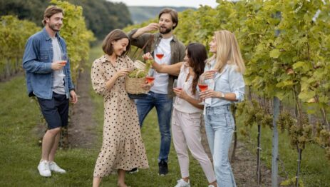 friends tasting wine near vineyards in countryside 1210x684 1 Enoturistica - Il wine tourism come opportunità di marketing per le cantine