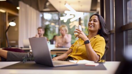 mature businesswoman with feet on desk in office drinking wine 1210x684 1 Enoturistica - Come creare una campagna di marketing vincente per il tuo brand di vino