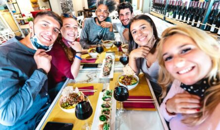 people taking selfie at sushi bar restaurant 1170x6901 1 Enoturistica - Collaborazioni con influencer e bloggers: una nuova frontiera per il marketing del vino