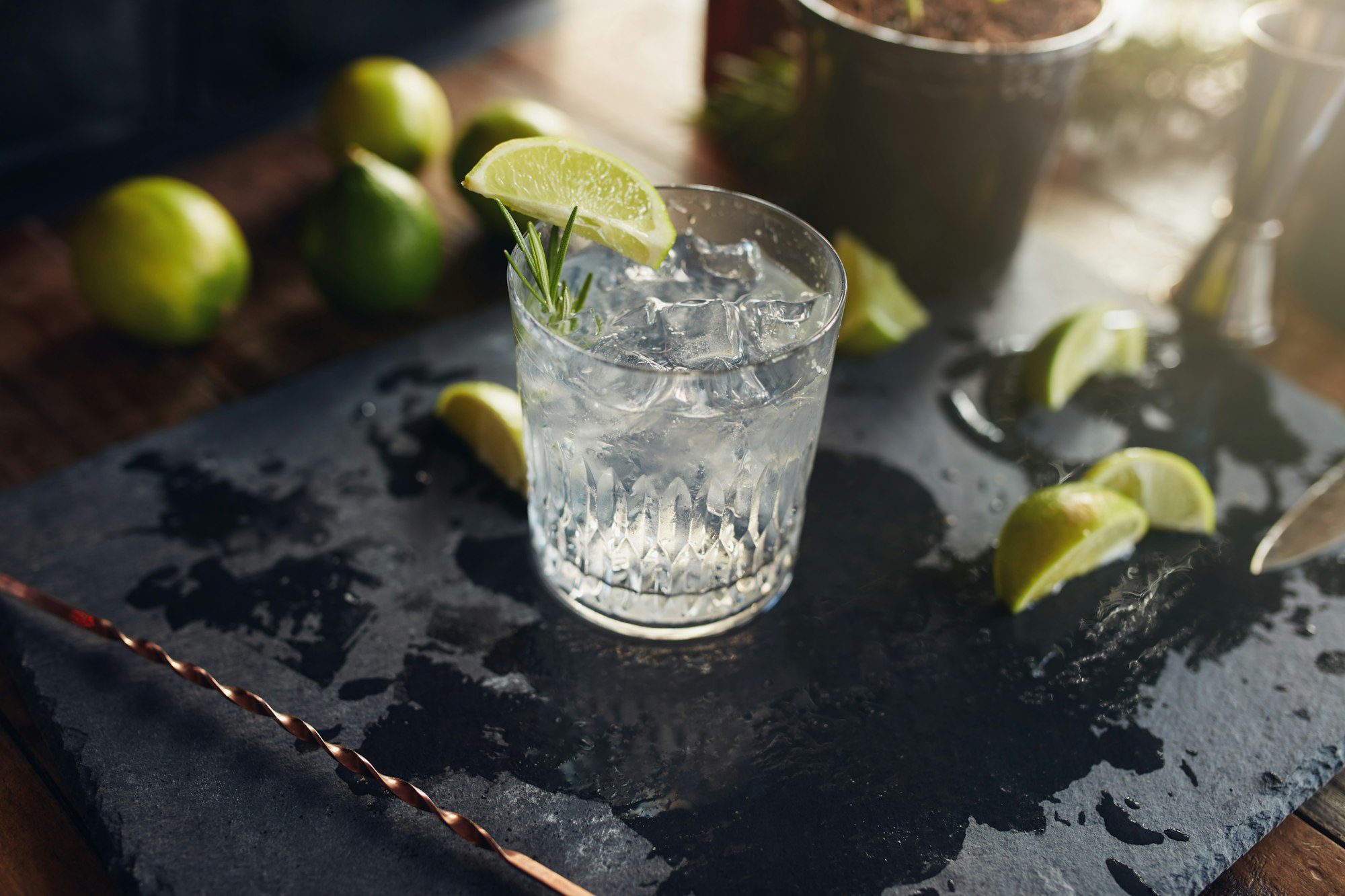 Storie di vino, territori e turismo - 128 - Turismo del Vino in Toscana Gin and tonic drink served on black board
