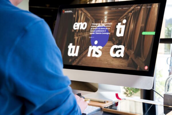 Enoturistica Desktop Mockup 1 Enoturistica - Progetto Enoturistica