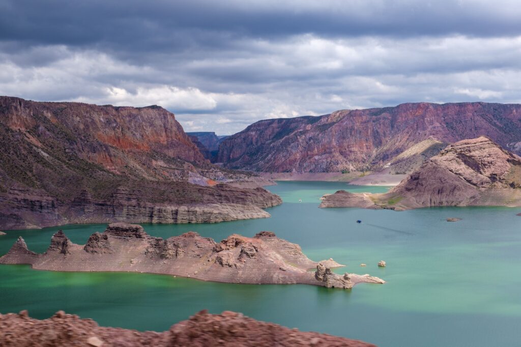 Beautiful view of a lake surrounded by mountains on a cloudy day in Mendoza, Argentina