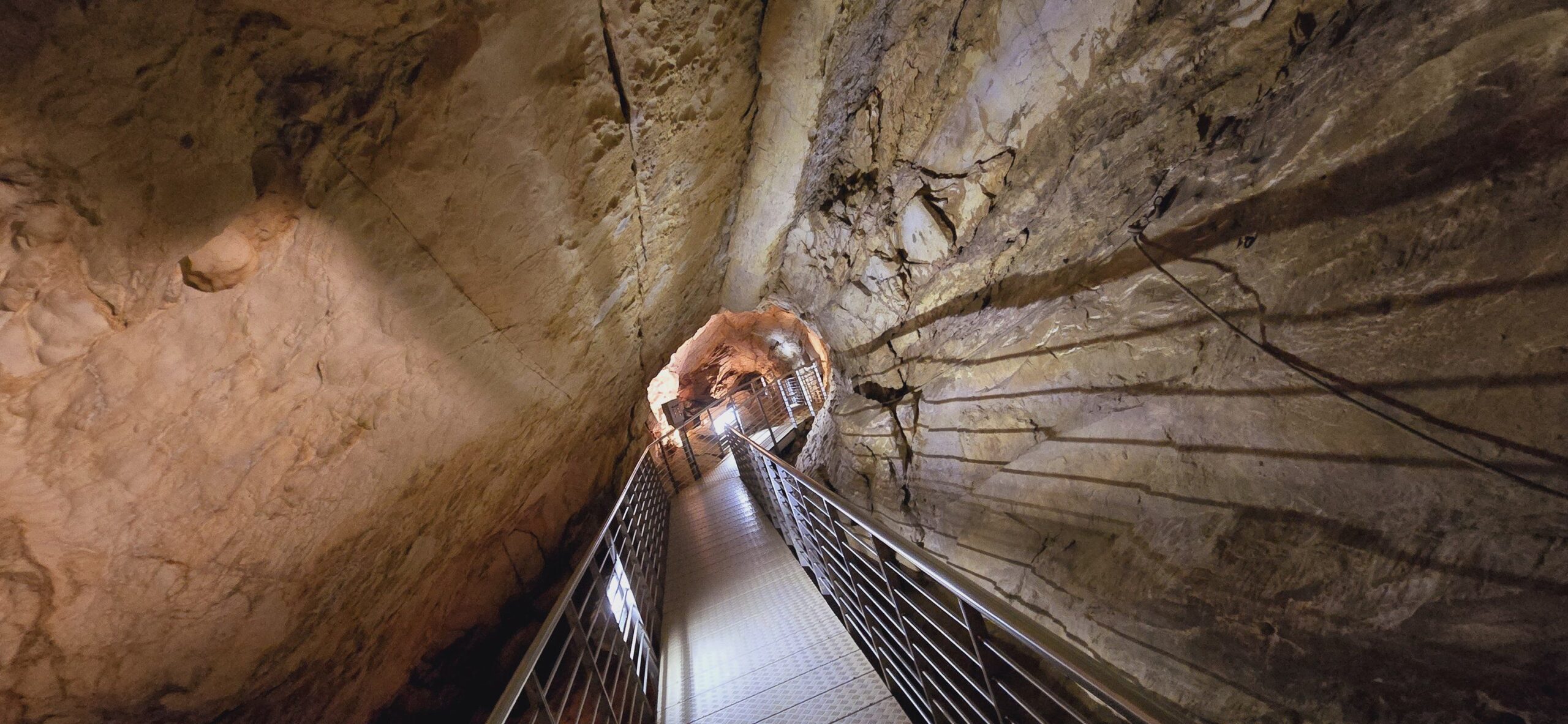 Degustazione in grotta - 1 - Turismo del Vino in Toscana